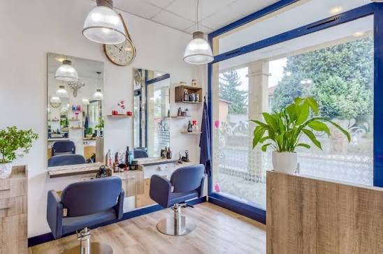 Intérieur lumineux du salon de coiffure